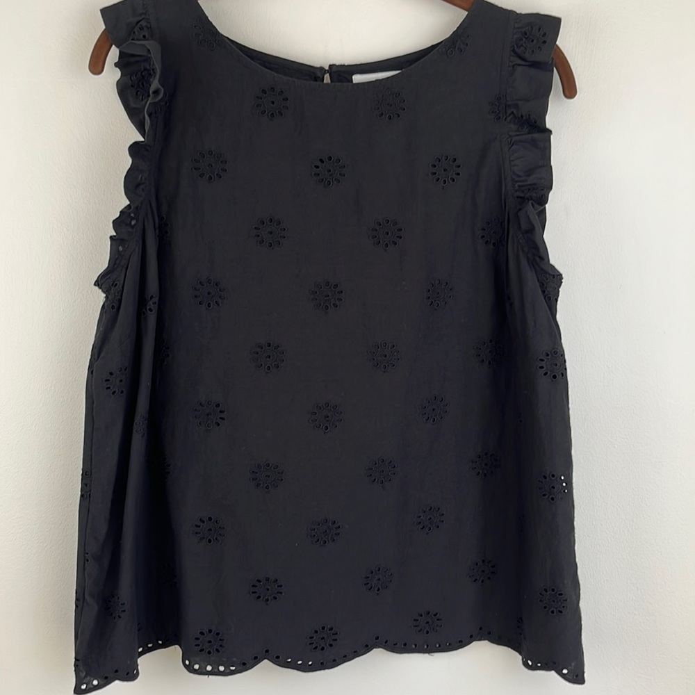 Vineyard Vines women’s black eyelet sleeveless top. Size Medium